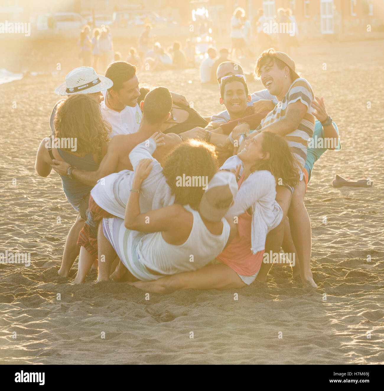 Junge Leute haben Spaß am Strand beim Musikfestival Stockfoto