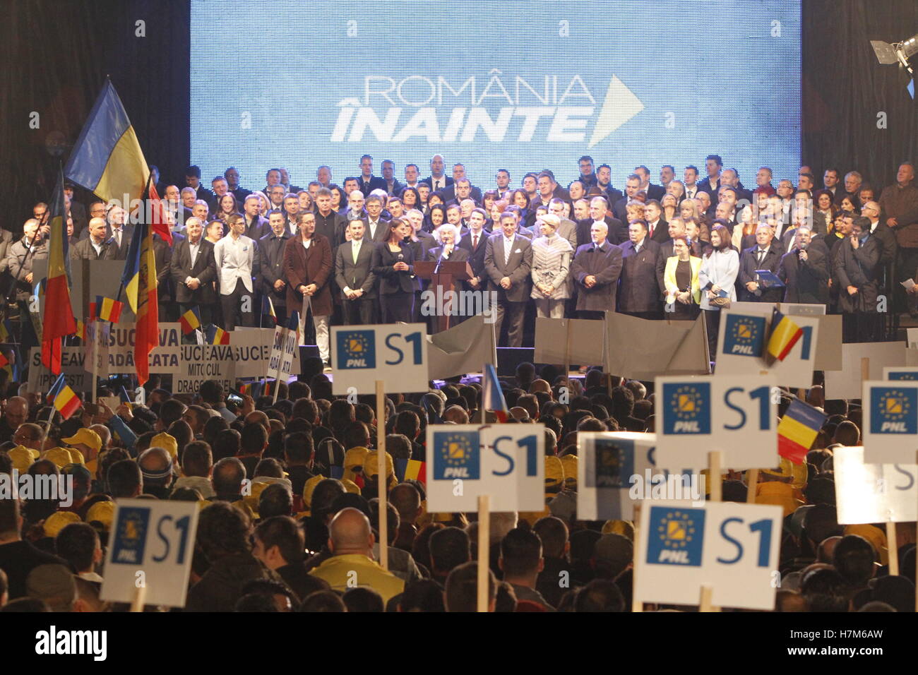 Bukarest, Rumänien. 06 Nov, 2016 Bukarest, Rumänien - November 06, 2016: Tausende von Anhängern und Fans wave Flags und Zeichen bei der Vorstellung der Kandidaten der Nationalen Liberalen Partei. Credit: Gabriel petrescu/alamy leben Nachrichten Stockfoto
