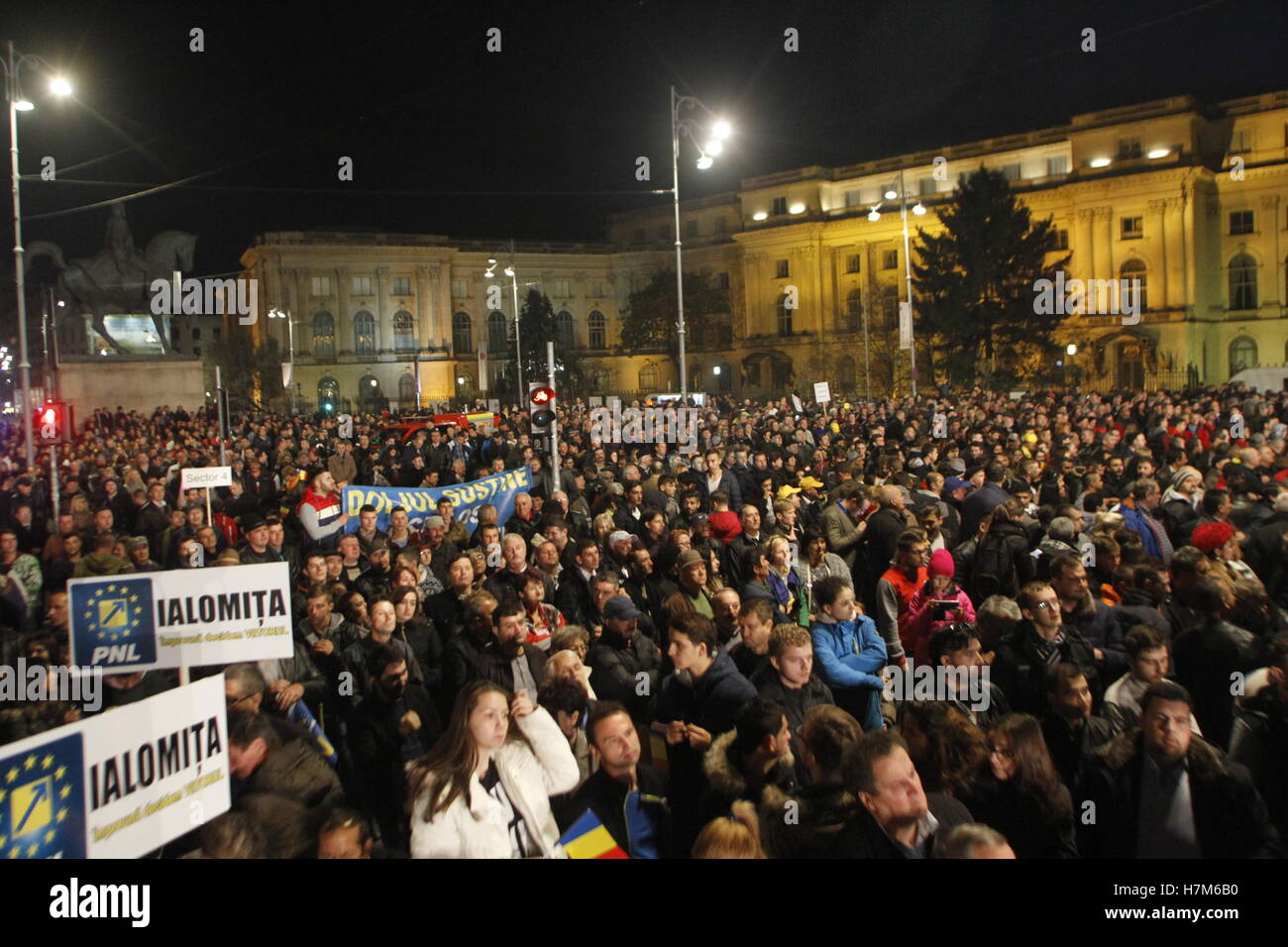 Bukarest, Rumänien. 06 Nov, 2016 Bukarest, Rumänien - November 06, 2016: Tausende von Anhängern und Fans wave Flags und Zeichen bei der Vorstellung der Kandidaten der Nationalen Liberalen Partei. Credit: Gabriel petrescu/alamy leben Nachrichten Stockfoto