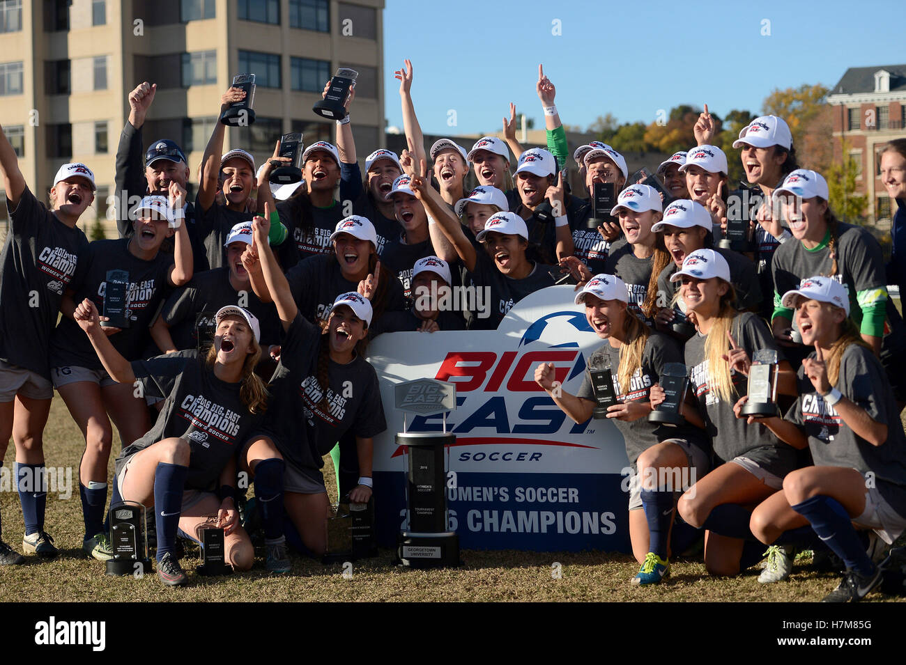 Washington, DC, USA. 6. November 2016. 20161106 - die Georgetown Frauen Fußball-Team feiert seinen Gewinn der Big East Conference Turnier Finale gegen Marquette in Shaw Field in Washington. © Chuck Myers/ZUMA Draht/Alamy Live-Nachrichten Stockfoto