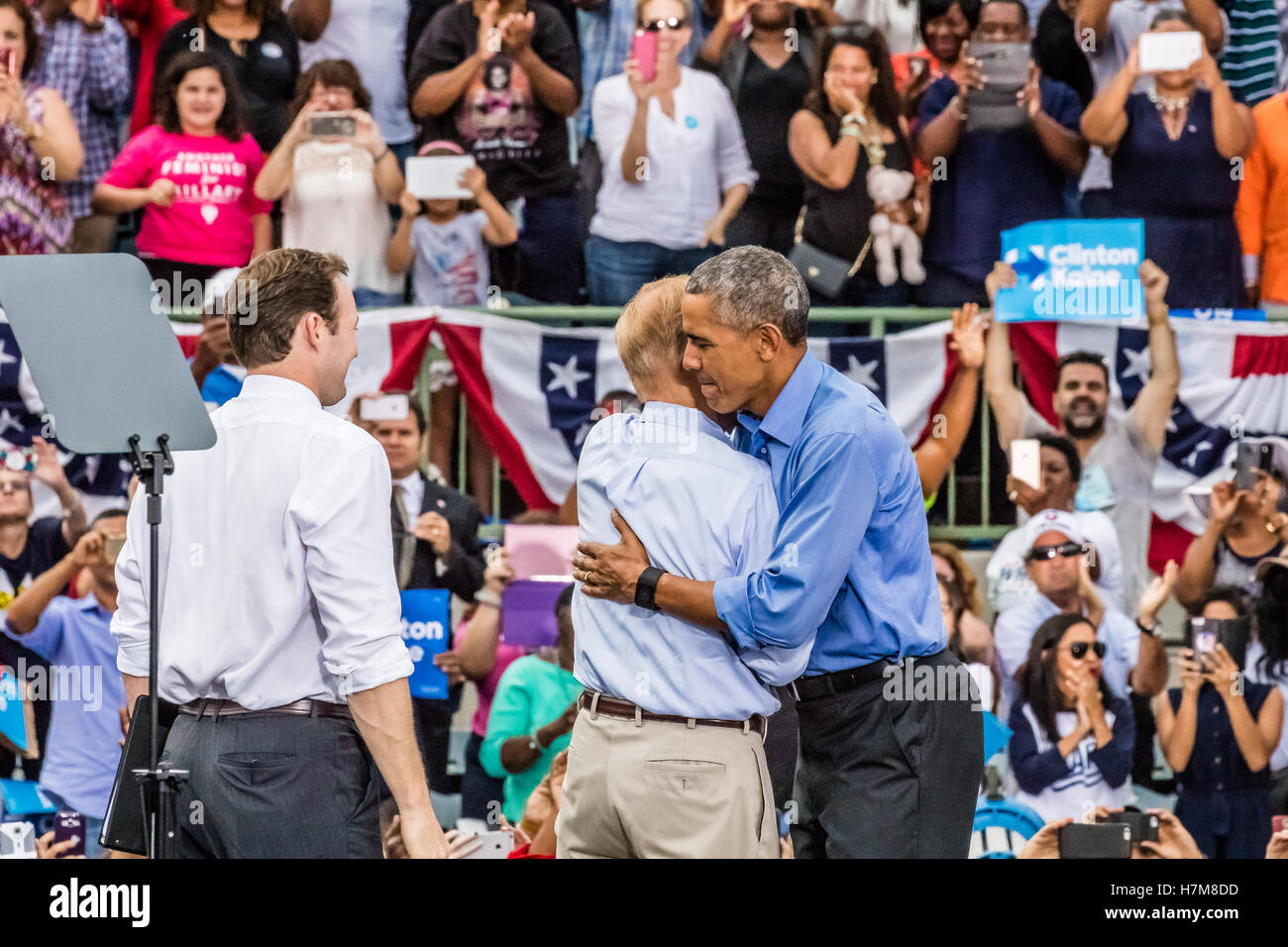 Kissimmee, Florida, USA. 6. November 2016. Senator Bill Nelson grüßt Präsident Barack Obama während der Präsident Kampagne Rallye für Hillary Clinton auf Sonntag, 6. November 2016 am Erbe-Park in Kissimmee, Florida. Credit: Foto Zugang/Alamy Live Ne Stockfoto