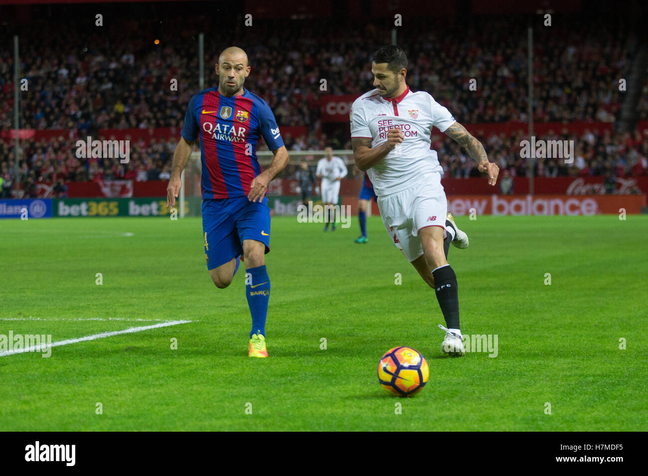 Sevilla, Spanien. 6. November 2016. Mascherano(L) und Vitolo(R) in Aktion während des Spiels zwischen Sevilla FC Vs FC Barcelona im Rahmen der Primera División im Estadio Ramón Sánchez-Pizjuán am 6. November 2016 in Sevilla (Foto von Ismael Molina / Foto Media Express) Credit: VWPics/Alamy Live News Stockfoto