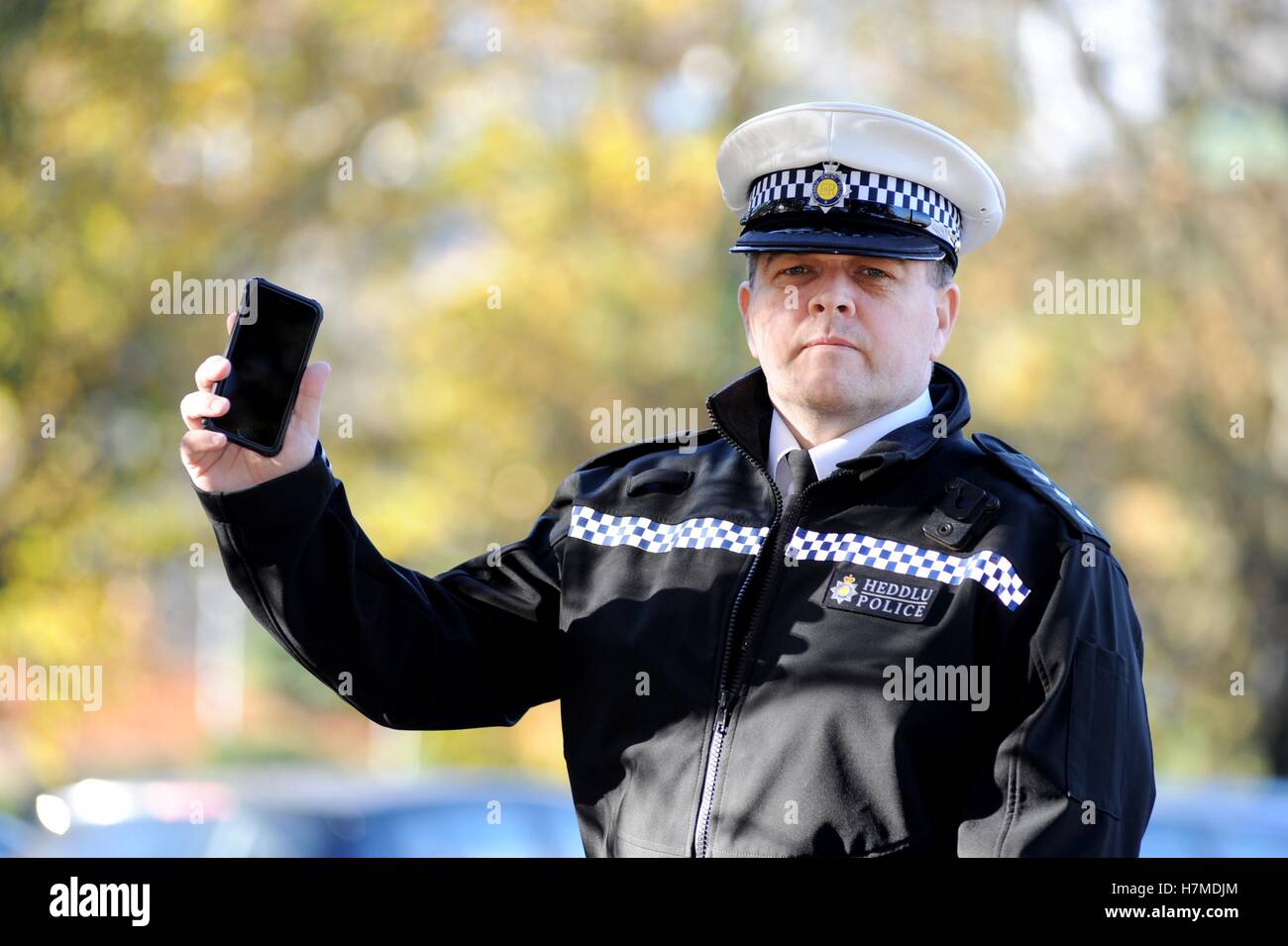 Cwmbran, Wales, UK. 7. November 2016. Handy-Durchgreifen Cwmbran Wales Montag, 7. November 2016 Gwent Police Chief Inspector Huw Jones dessen Kraft andere Polizeikräfte in Wales tritt haben ein Durchgreifen auf Fahrer, die Benutzung von Mobiltelefonen am Steuer. Bildnachweis: Steven Phillips/Alamy Live-Nachrichten Stockfoto