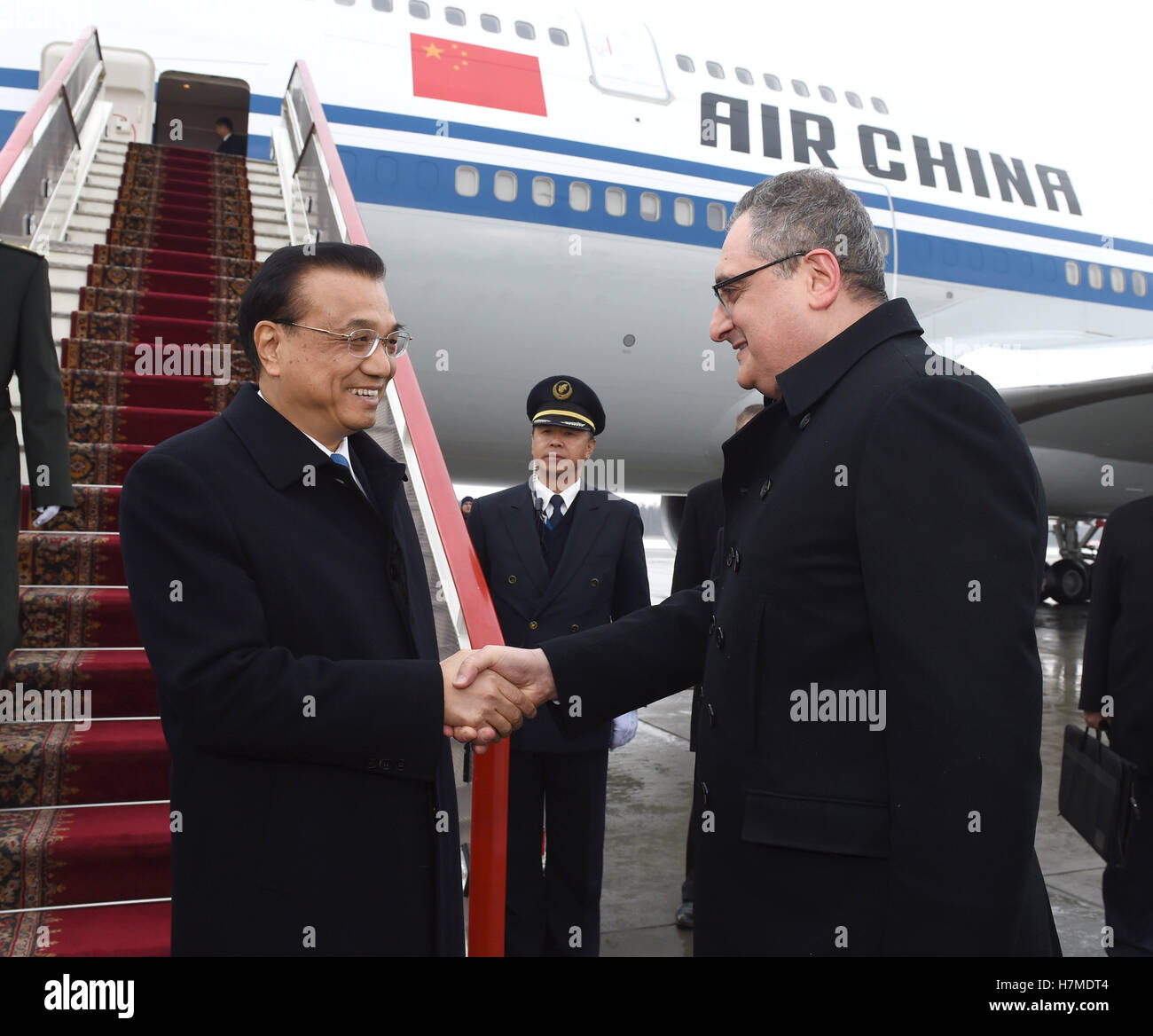 St. Petersburg. 6. November 2016. Der chinesische Ministerpräsident Li Keqiang kommt in St. Petersburg, Russland, 6. November 2016, für die 21. China und Russland Premierminister regelmäßige Treffen und einen offiziellen Besuch ab. Bildnachweis: Rao Aimin/Xinhua/Alamy Live-Nachrichten Stockfoto