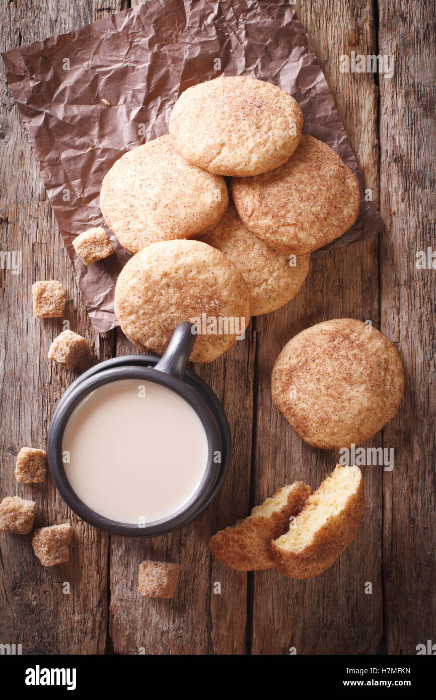 Leckere amerikanische Kekse Snickerdoodle und Kaffee mit Milch-close-up auf dem Tisch. Vertikale Ansicht von oben Stockfoto