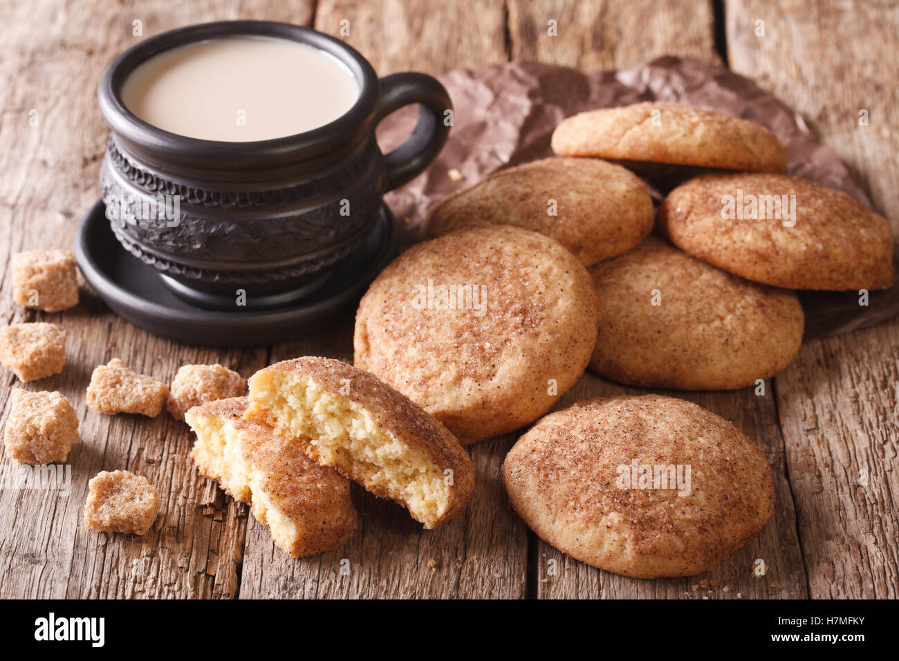 Leckere amerikanische Kekse Snickerdoodle und Kaffee mit Milch-close-up auf dem Tisch. horizontale, rustikalen Stil Stockfoto