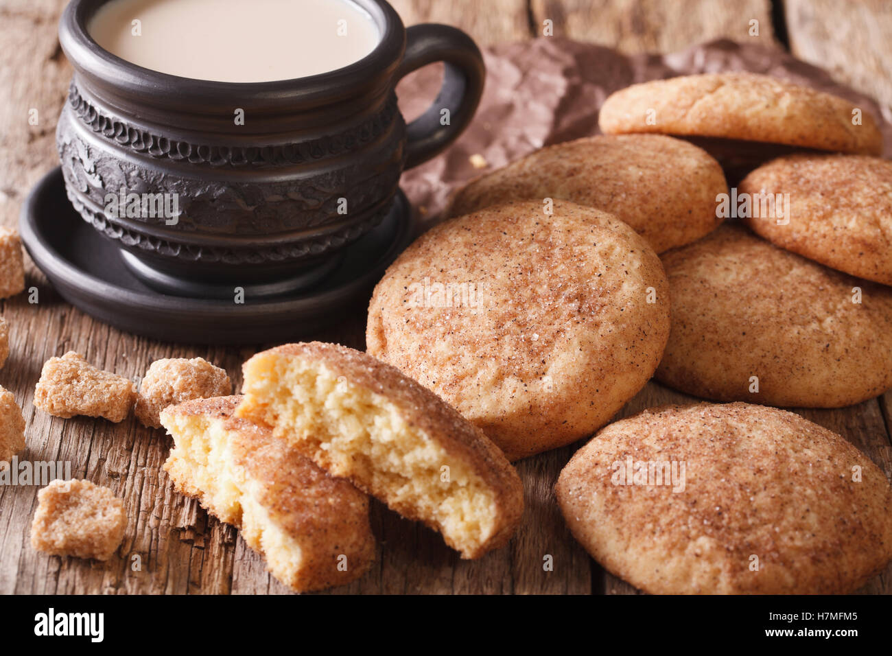 Hausgemachte Snickerdoodle Cookies close-up auf dem Tisch. Horizontal, rustikal Stockfoto