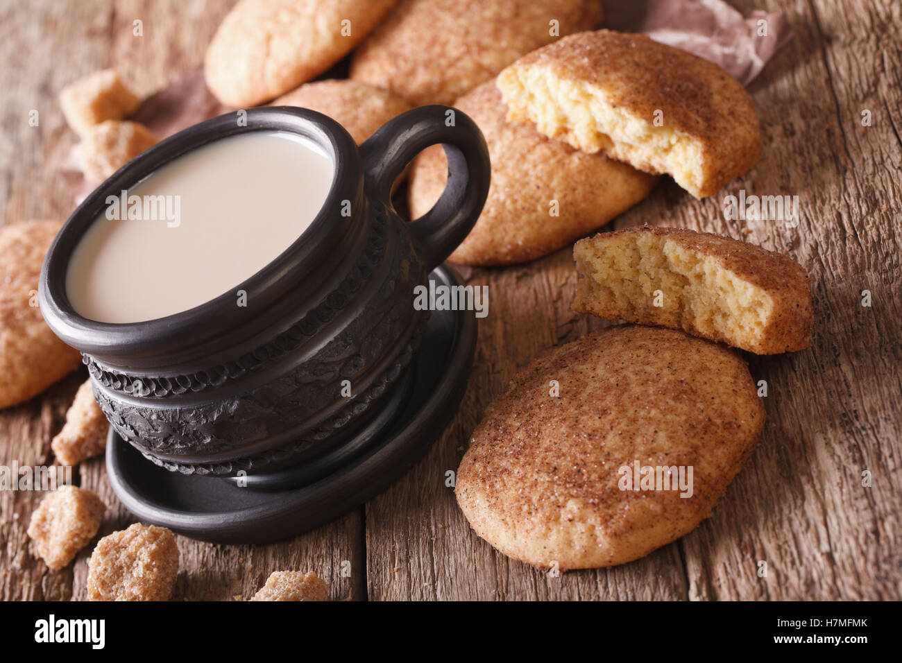 Amerikanische Cookies Snickerdoodle und Milch close-up auf dem Tisch. horizontale, rustikalen Stil Stockfoto
