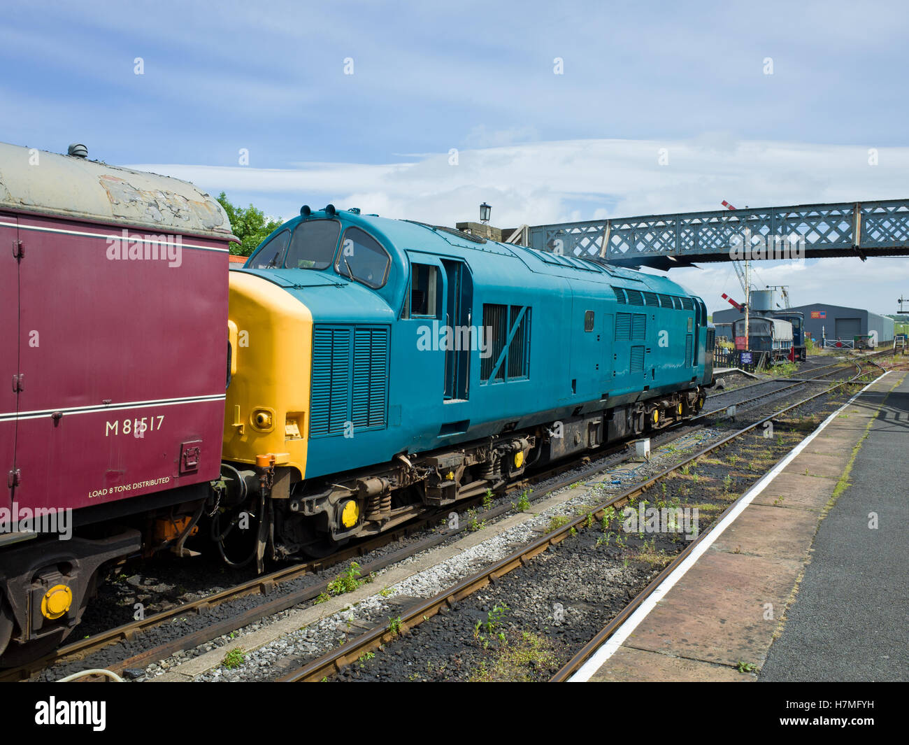 Diesel Locomotive Class 37 bei Botschaft & Bolton Abbey Dampfeisenbahn, in der Nähe von Skipton North Yorkshire UK Stockfoto