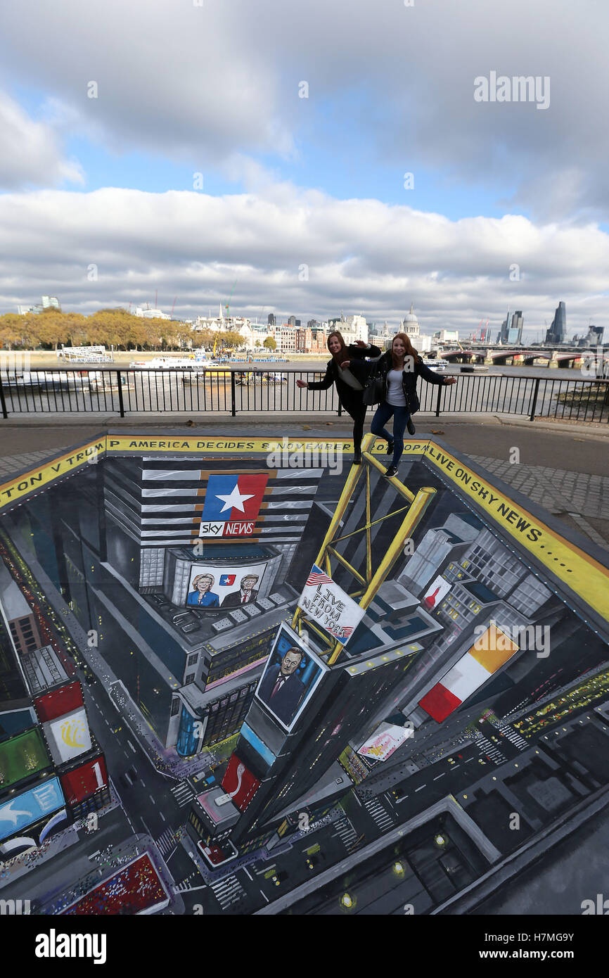 Um einen der umstrittensten US-Wahlkampagnen in der modernen Geschichte zu markieren, hat Sky News eine 3D-Street-Art-Szene am Times Square, New York, in Auftrag gegeben. Die vom Straßenkünstler Joe Hill geschaffene kommission wird am Sonntag, den 6. Und Montag, den 7. November, am Observation Point am Londoner South Bank vor den US-Wahlen am 8. November aufgestellt. Touristen und Pendler können die Kunst genießen und sich daran beteiligen, indem sie am Rand des Platzes stehen und auf einen belebten Times Square blicken. Die nächtliche Berichterstattung von Sky News, so entscheidet Amerika, wird aus einem eigens dafür geschaffenen Studio auf dem Times Square ausgestrahlt Stockfoto