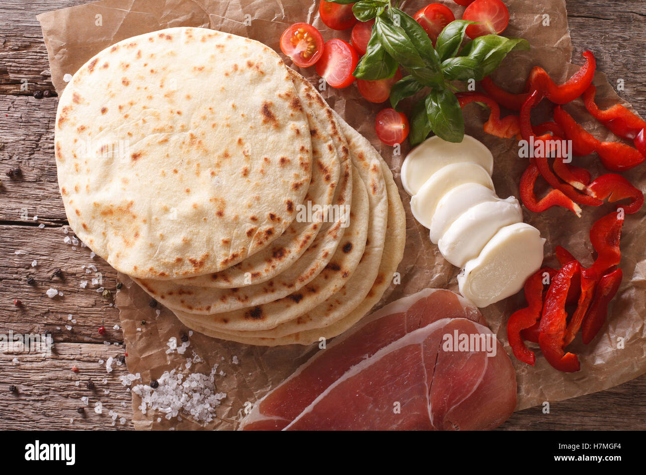 Italienische frisch gebackene Piadina mit Nahaufnahme Zutaten auf den Tisch. Horizontale Ansicht von oben Stockfoto