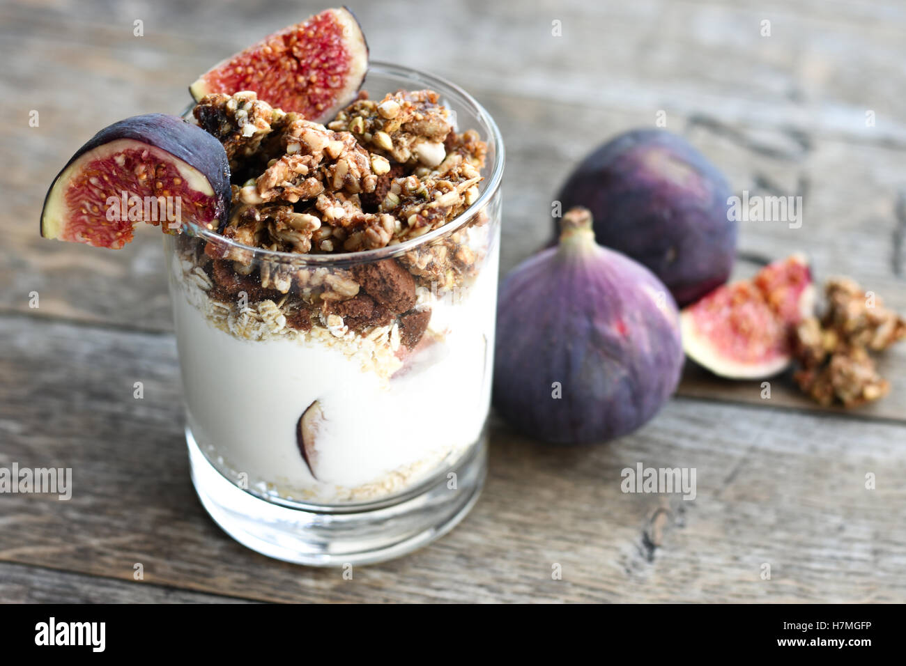 Griechischer Joghurt mit Müsli und Feigen Stockfoto