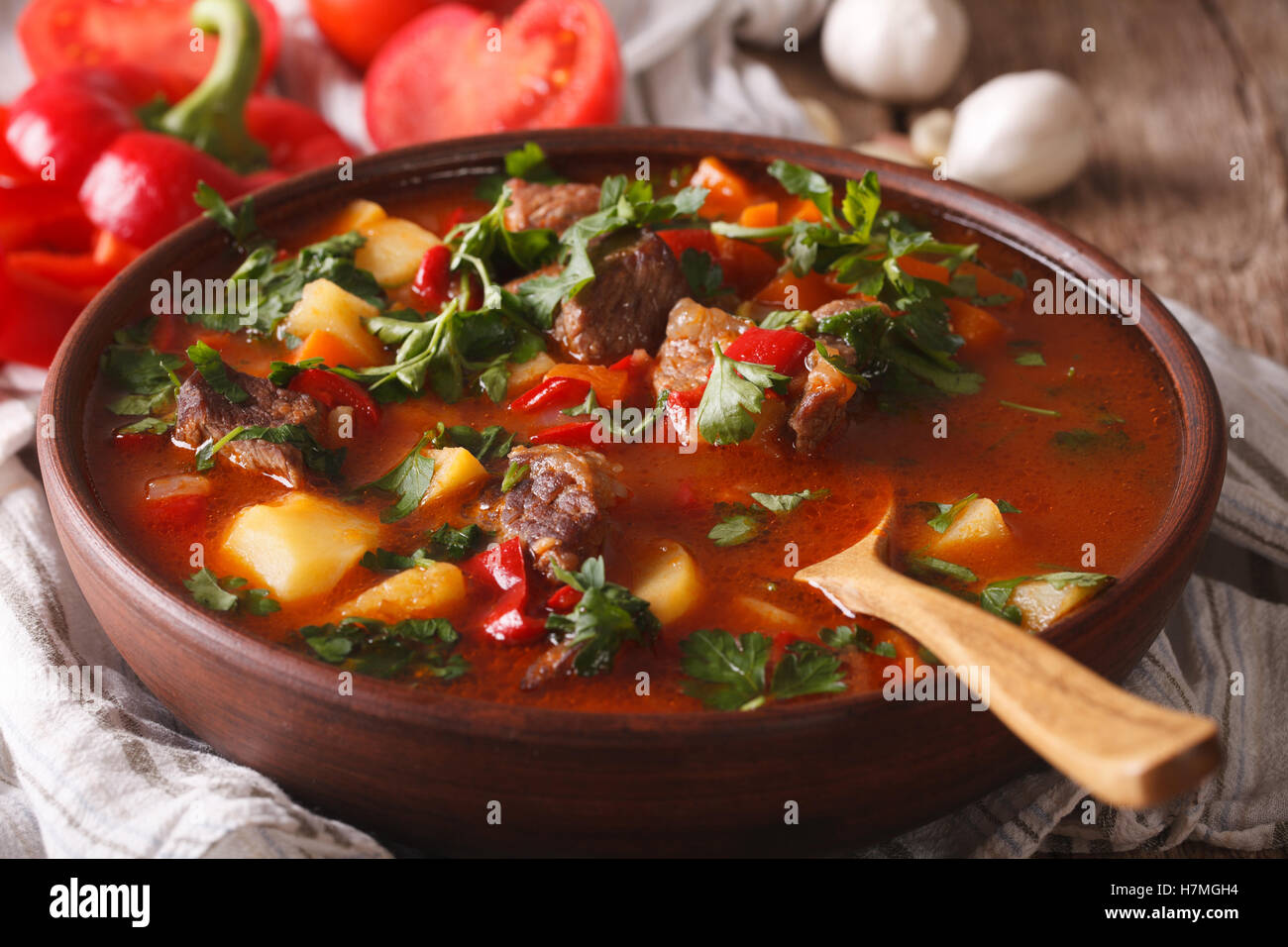 Ungarisches Gulasch Suppe Bograch close-up auf dem Tisch. horizontale Stockfoto