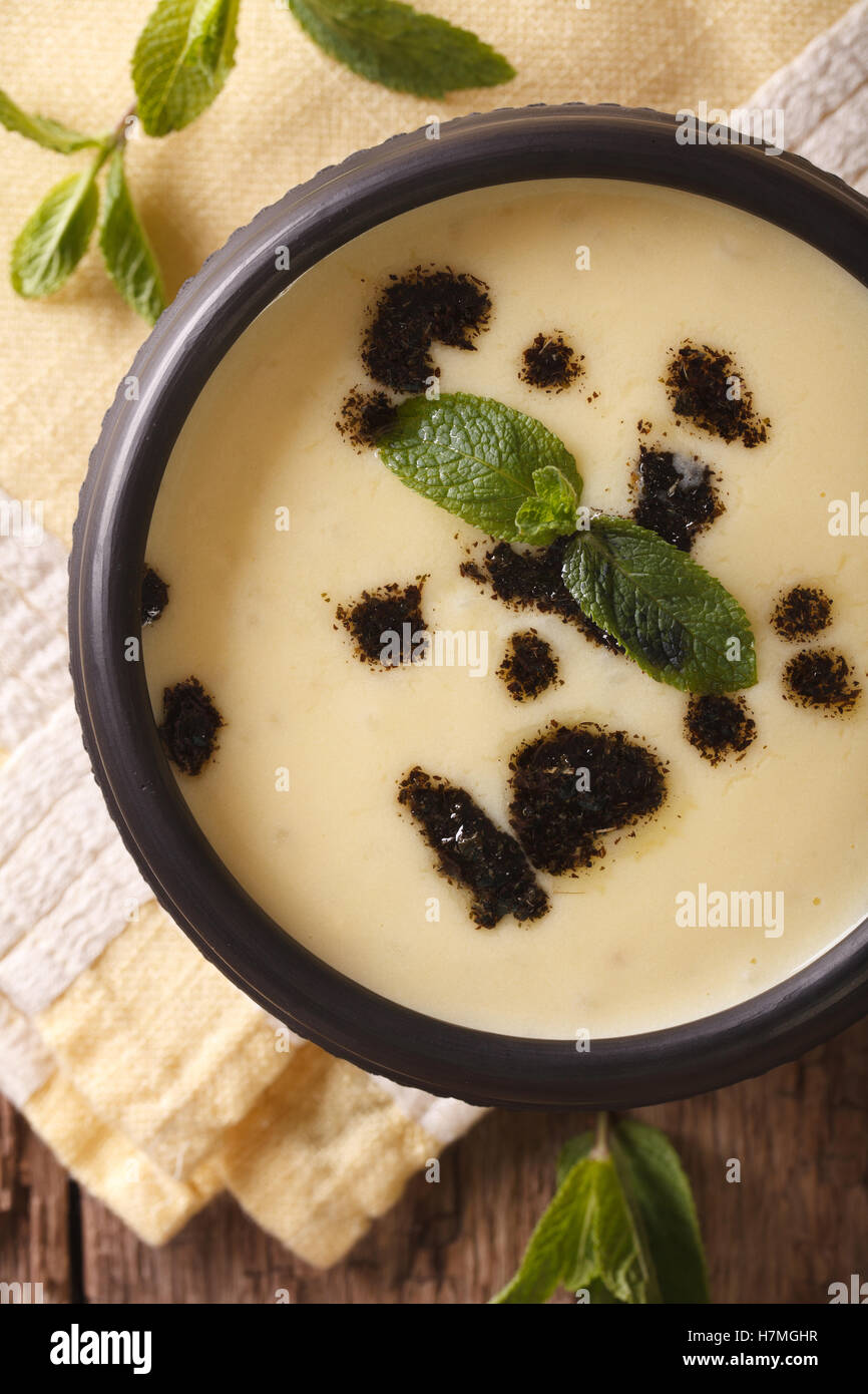 Türkische Yayla Suppe mit Reis, Minze und Joghurt in eine Schüssel Nahaufnahme auf dem Tisch. vertikale Ansicht von oben Stockfoto