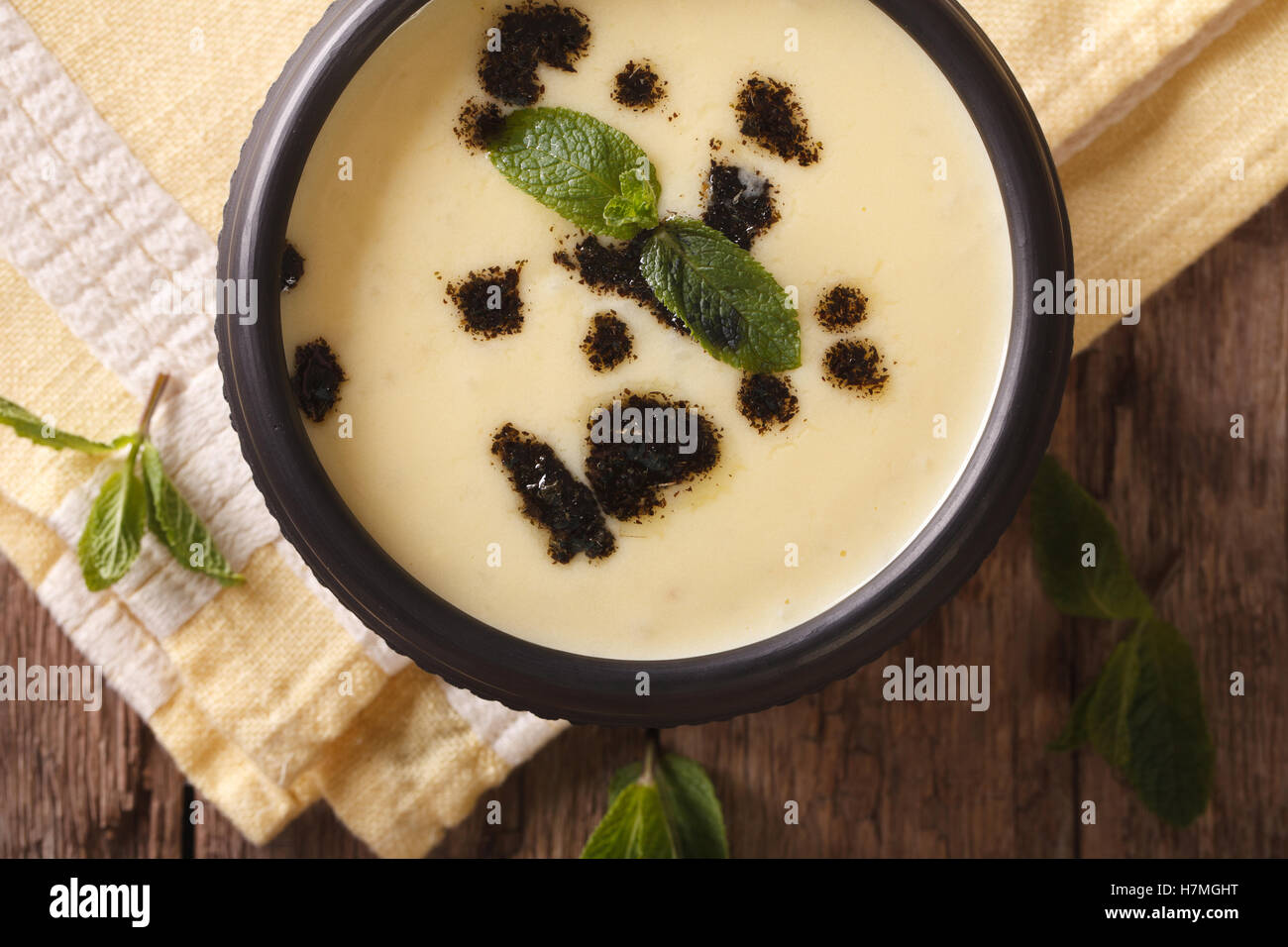 Türkische Yayla Suppe mit Reis, Minze und Joghurt in eine Schüssel Nahaufnahme auf dem Tisch. horizontale Ansicht von oben Stockfoto