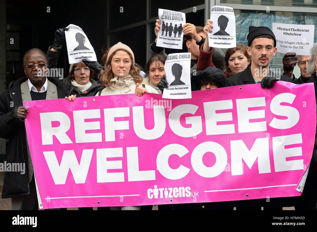 Bürgerinnen und Bürger UK Demonstranten vor dem Innenministerium Lunar House in Croydon, als Kindermigranten fordern ein gesetzliches Recht auf Leben in Großbritannien gefährdet Selbstmord durch Verzögerungen bei der Umsiedlung nach dem Abriss der Calais Dschungel-Camp, eine Wohltätigkeitsorganisation hat davor gewarnt. Stockfoto