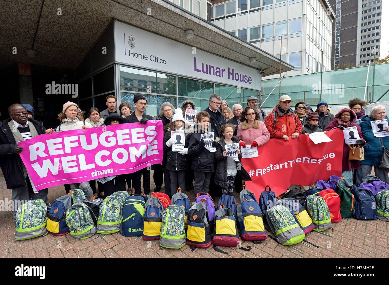 Bürgerinnen und Bürger UK Demonstranten vor dem Innenministerium Lunar House in Croydon, als Kindermigranten fordern ein gesetzliches Recht auf Leben in Großbritannien gefährdet Selbstmord durch Verzögerungen bei der Umsiedlung nach dem Abriss der Calais Dschungel-Camp, eine Wohltätigkeitsorganisation hat davor gewarnt. Stockfoto