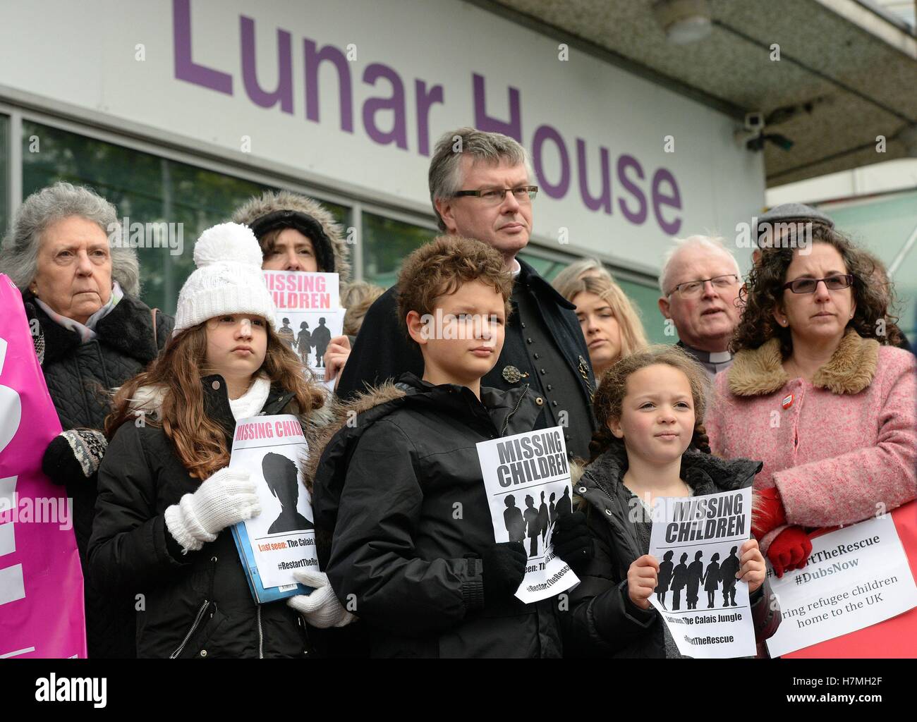 Demonstranten vor dem Innenministerium Lunar House in Croydon, als Kindermigranten fordern ein gesetzliches Recht auf Leben in Großbritannien gefährdet Selbstmord durch Verzögerungen bei der Umsiedlung nach dem Abriss der Calais Dschungel-Camp, eine Wohltätigkeitsorganisation hat davor gewarnt. Stockfoto