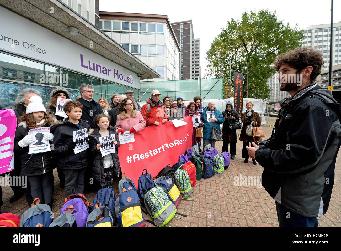 James Afsha (links) der Bürger UK Gespräche auf Demonstranten vor dem Innenministerium Lunar House in Croydon, als Kindermigranten einen rechtlichen Anspruch rechts in Großbritannien zu Leben sind auf Gefahr von Selbstmord durch Verzögerungen bei der Umsiedlung nach dem Abriss der Calais Dschungelcamp, hat davor gewarnt, dass eine Wohltätigkeitsorganisation. Stockfoto