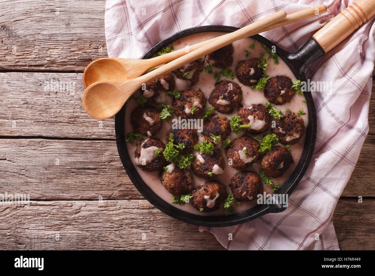 Schwedische Küche: Kottbular mit Preiselbeere Sauce Nahaufnahme auf einer Pfanne. Horizontale Ansicht von oben Stockfoto