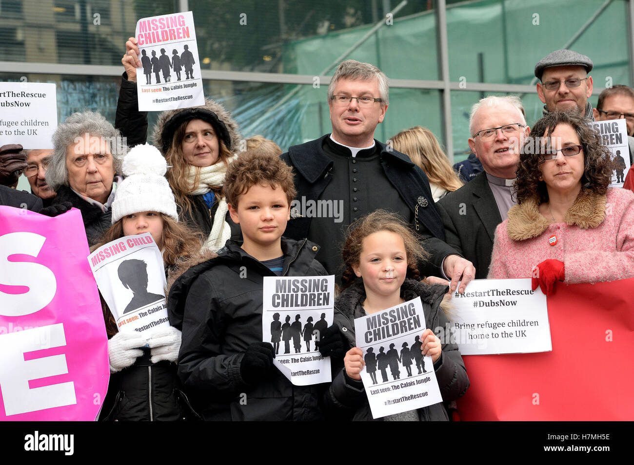 Demonstranten vor dem Innenministerium Lunar House in Croydon, als Kindermigranten fordern ein gesetzliches Recht auf Leben in Großbritannien gefährdet Selbstmord durch Verzögerungen bei der Umsiedlung nach dem Abriss der Calais Dschungel-Camp, eine Wohltätigkeitsorganisation hat davor gewarnt. Stockfoto