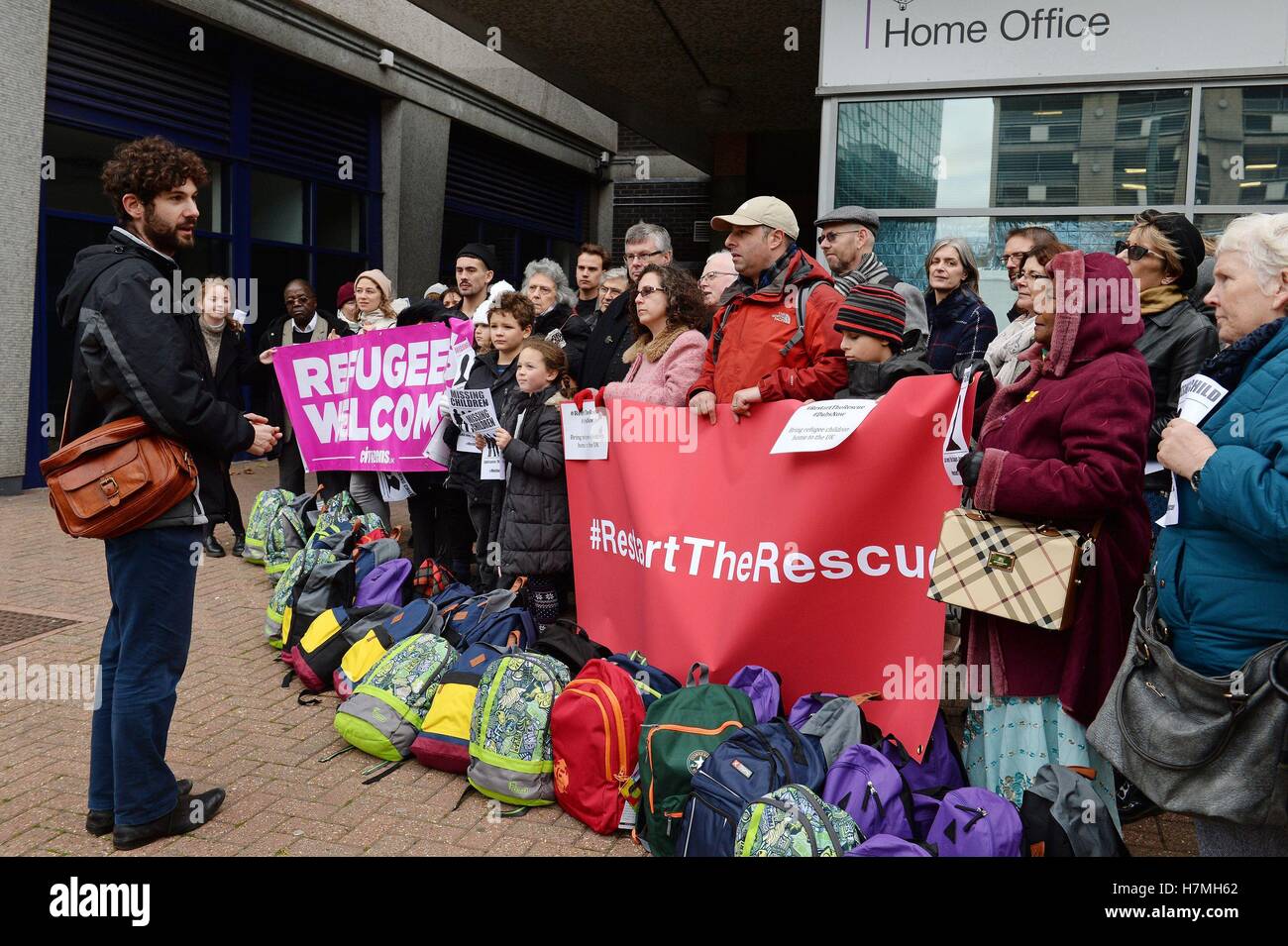 James Afsha (links) der Bürger UK Gespräche auf Demonstranten vor dem Innenministerium Lunar House in Croydon, als Kindermigranten einen rechtlichen Anspruch rechts in Großbritannien zu Leben sind auf Gefahr von Selbstmord durch Verzögerungen bei der Umsiedlung nach dem Abriss der Calais Dschungelcamp, hat davor gewarnt, dass eine Wohltätigkeitsorganisation. Stockfoto
