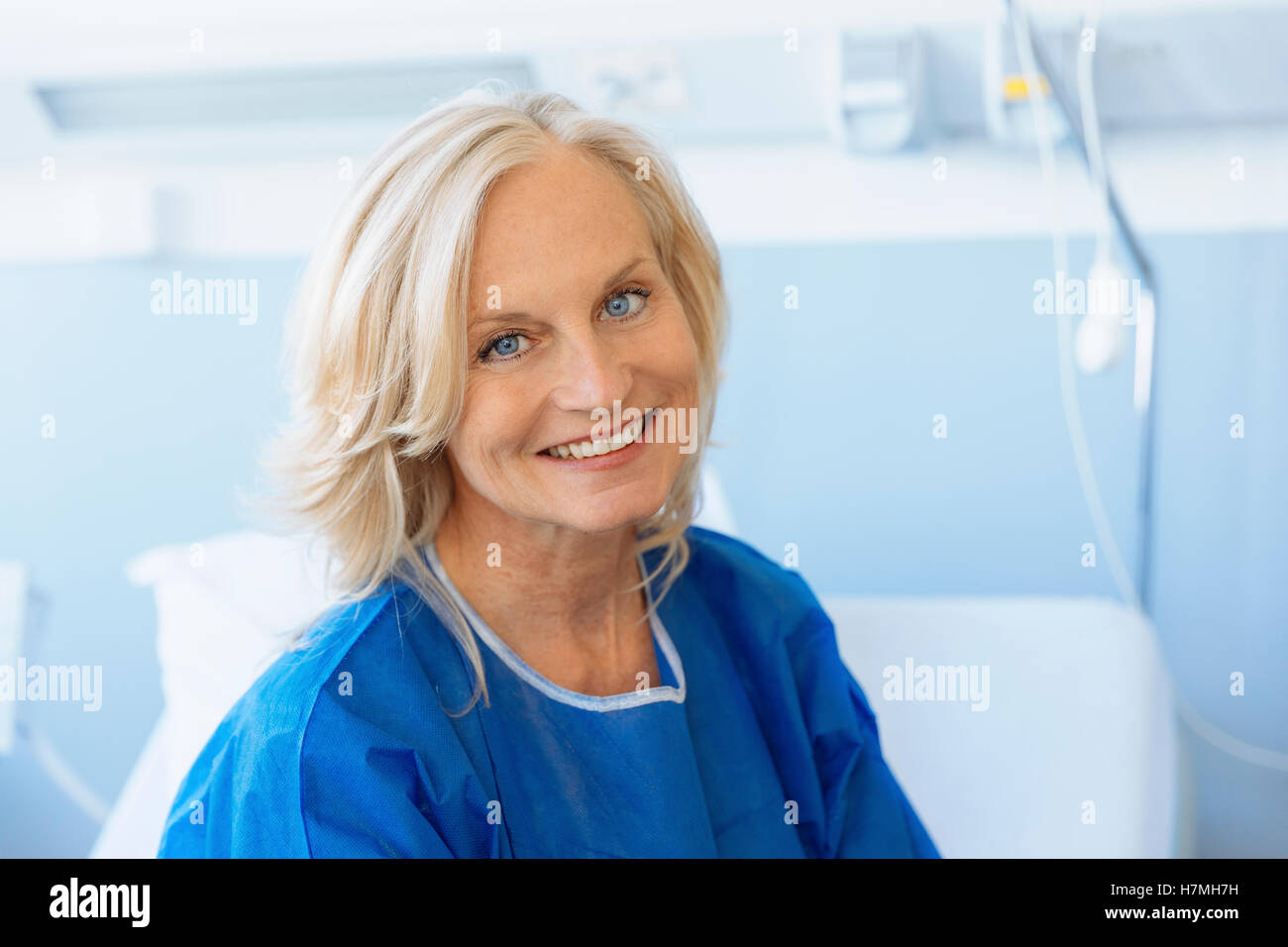Porträt eines lächelnden Senioren im Krankenhaus Stockfoto