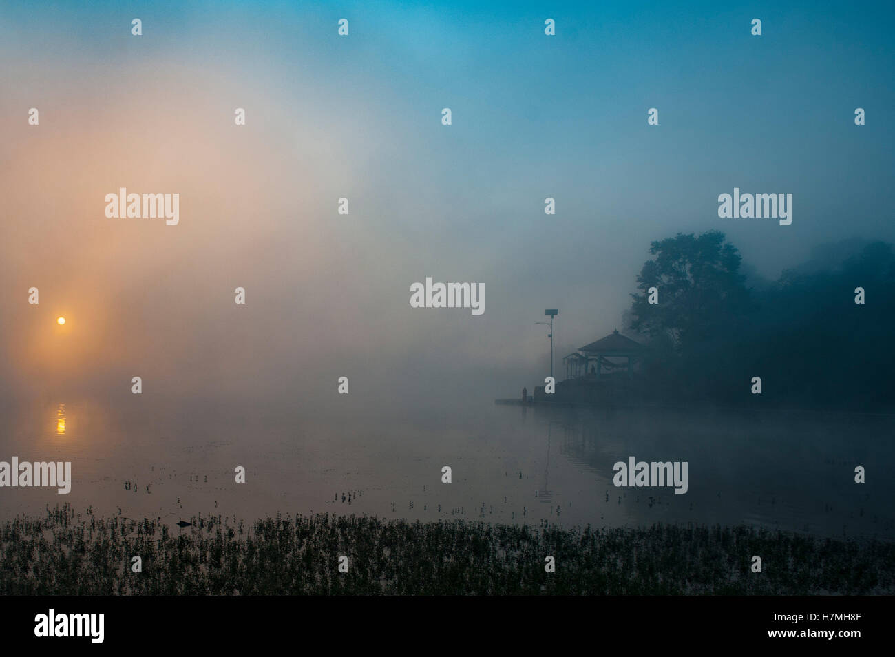 Taudah See Morgennebel mit Sun Hintergrund. Stockfoto