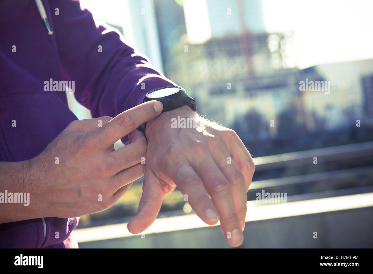 Fitness-Läufer-Mann Überprüfung Herzfrequenz mit Uhr und Trainer bei Outdoor-Trail-running-Training Stockfoto