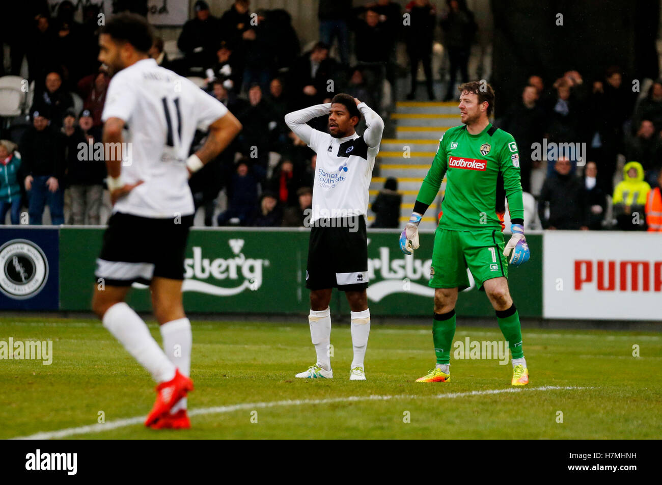 Boreham Wood's Angelo Balanta kümmert sich niedergeschlagen fehlt eine Chance beim ersten Vorrundenspiel am Meadow Park, London Emirates FA Cup. Stockfoto