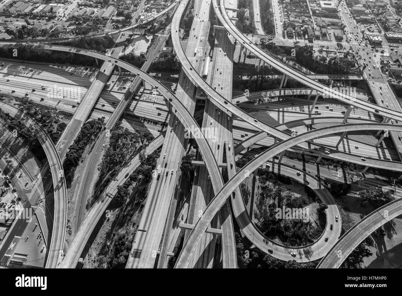 Luftbild des Hafens 110 und Jahrhundert 105 Autobahn Austauschs südlich der Innenstadt von Los Angeles in schwarz und weiß. Stockfoto