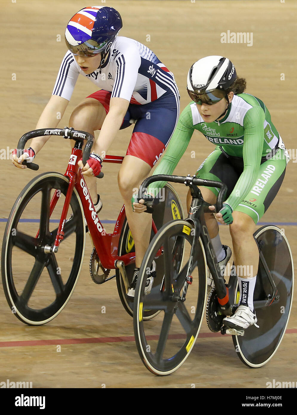 Großbritanniens Emily Nelson (links) und Irlands Lydia Gurley in der Frauen-Scratch-Rennen bei Tag drei des UCI Track Cycling World Cup auf der Sir Chris Hoy Radrennbahn, Glasgow. Stockfoto