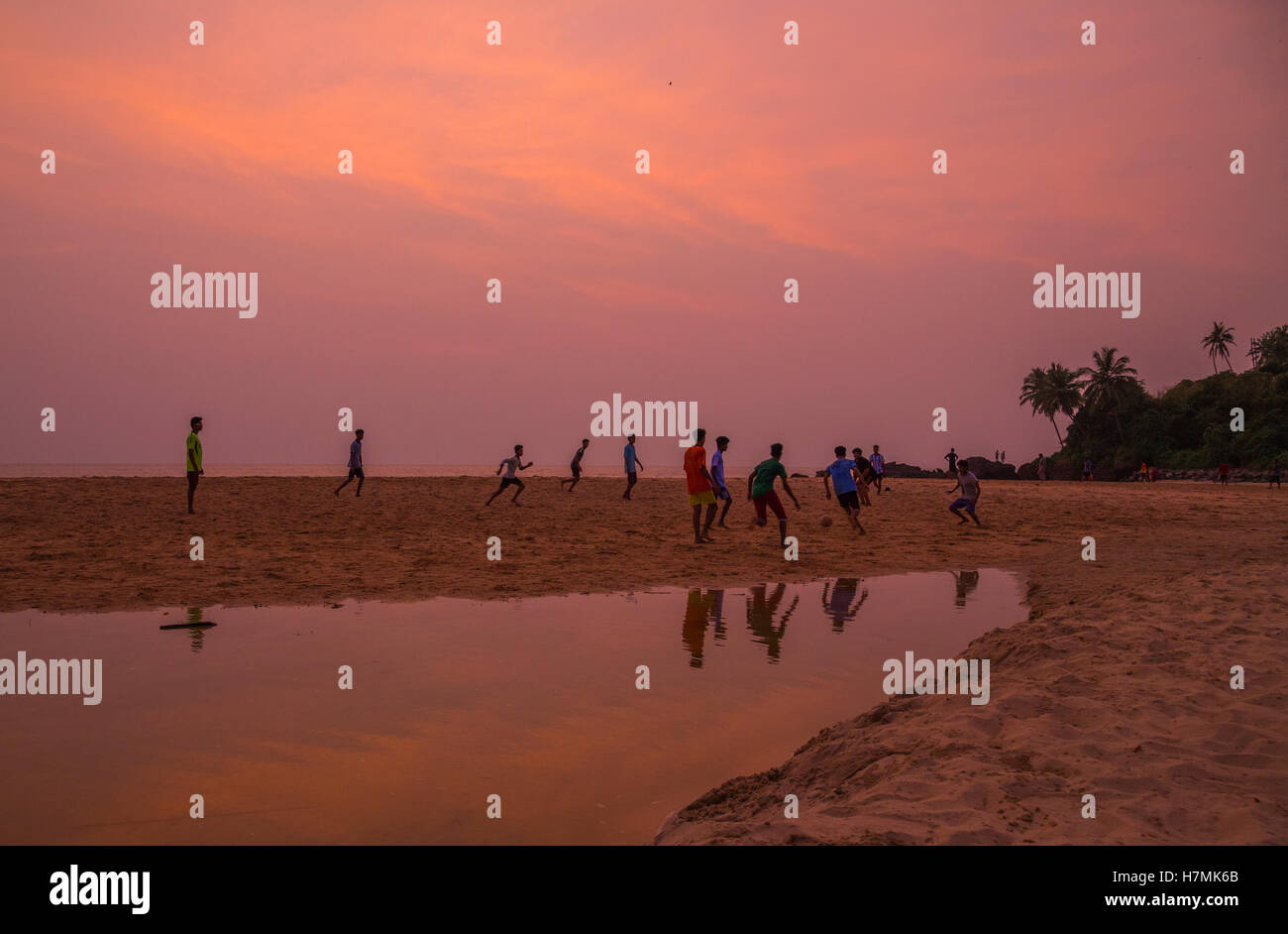 Strand Fußball an Thottada Beach in der Nähe von Srinagar (Kerala) Stockfoto