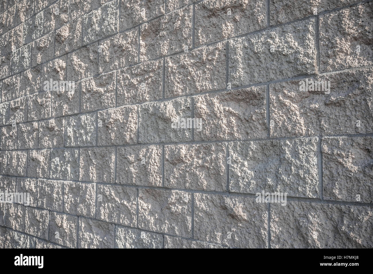 Strukturierte Außenwand gemacht von Betonsteinen mit schönen Licht Schatten Stockfoto