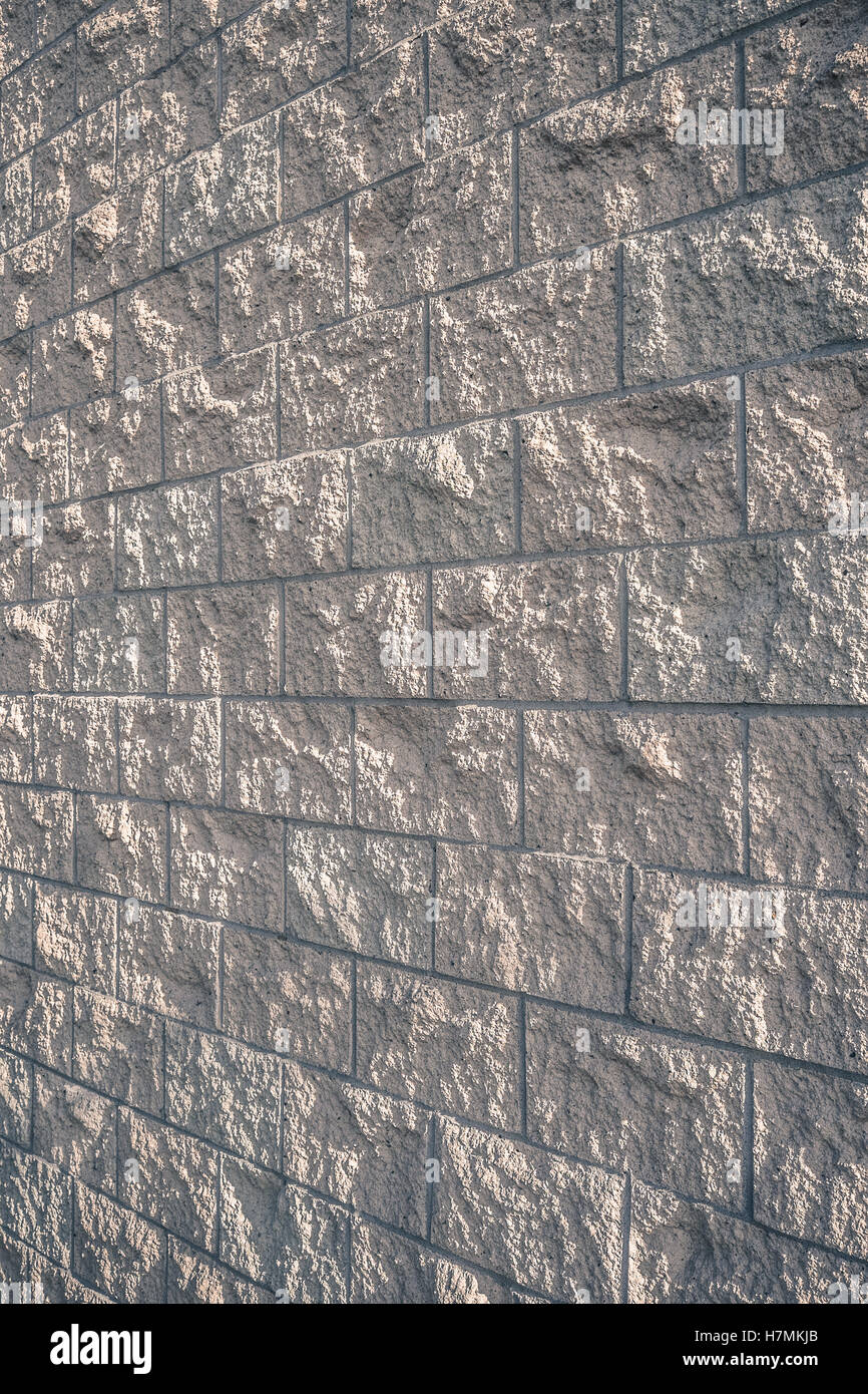 Strukturierte Außenwand gemacht von Betonsteinen mit schönen Licht Schatten Stockfoto
