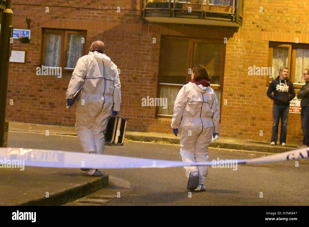 Dublin, Irland. 6. November 2016. Garada (Polizei) forensische Team kommt in der Szene wo ein Mann (60er Jahre) erstochen bei hellem Tageslicht im Stadtzentrum. Der Vorfall ereignete sich um ca. 14:00 in der Robinson Hof Area of Cork Street im Süden des Opfers Balkon.das wurde ins Krankenhaus von Str. Jamess aber für tot erklärt kurze Zeit später. Bildnachweis: John Rooney/Pacific Press/Alamy Live-Nachrichten Stockfoto