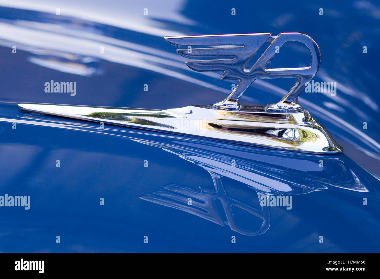 Oldtimer Kühlerfigur auf eine 1958 Austin A35 Stockfoto