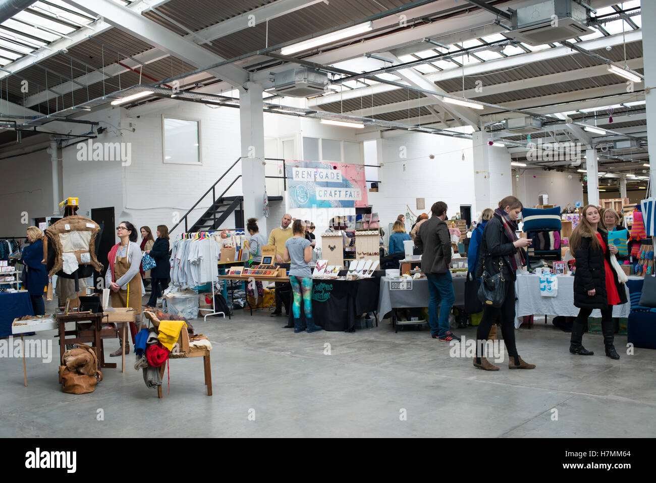 Die Leute an der Renegade Handwerk Messe, ein Hallenbad indie Markt Veranstaltung in der alten Truman Brauerei in Shoreditch gehalten, East London Stockfoto