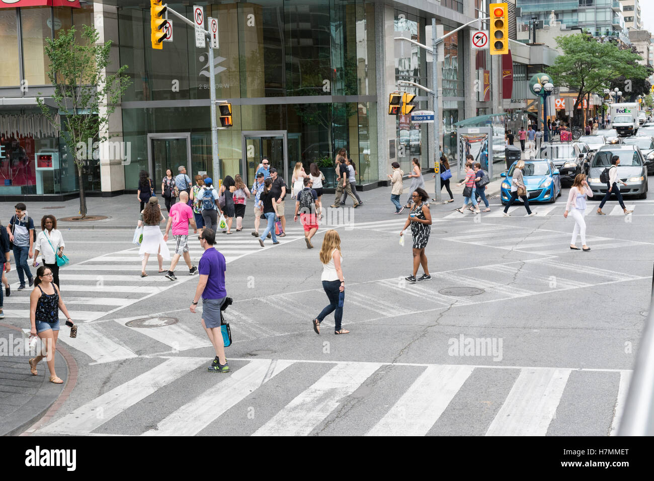 Bloor und Yonge Scramble Schnittpunkt - Crossing pedestrian Scramble - Toronto, Kanada Stockfoto