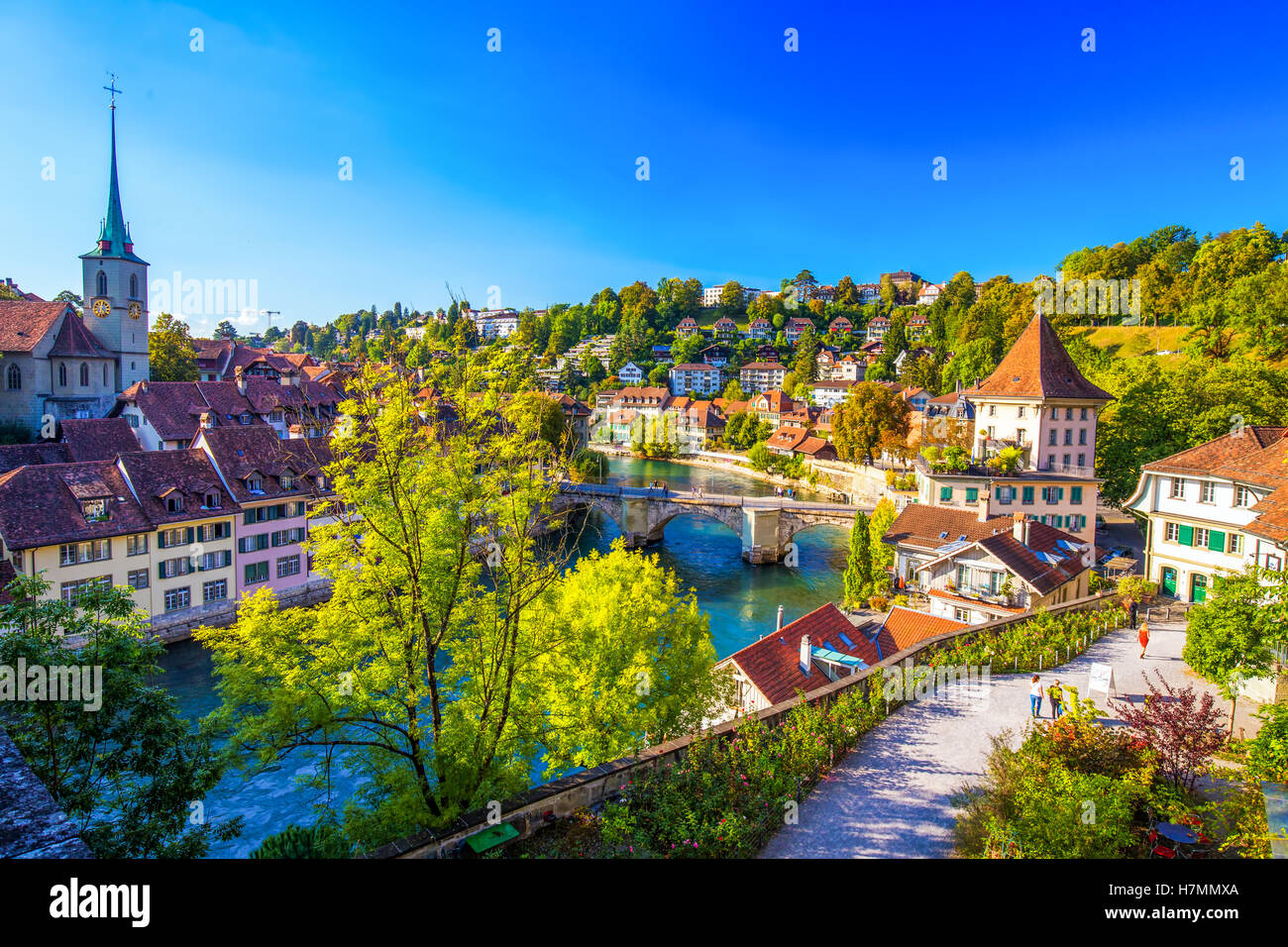 Blick auf die Berner Altstadt mit Fluss Aare. Bern ist die Hauptstadt der Schweiz und viertgrößte Stadt der Schweiz. Stockfoto