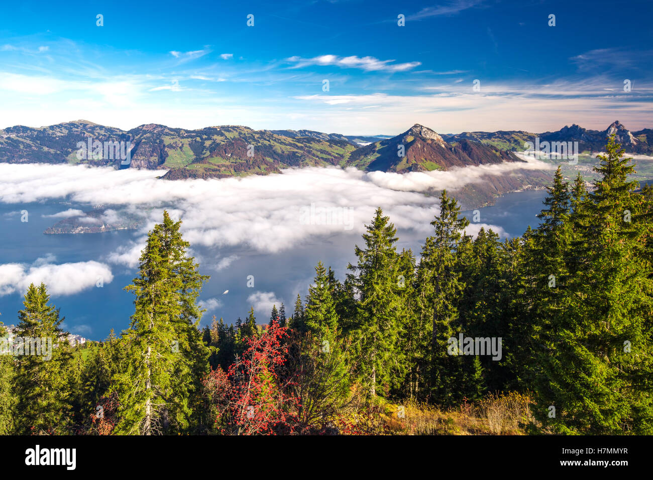 Nebel umgibt, Grosser, Kleiner Mythen, Vierwaldstättersee, Rigi Berg, Brunnen und Weggis Dorf von Klewenalp in Schweizer Alpen Stockfoto