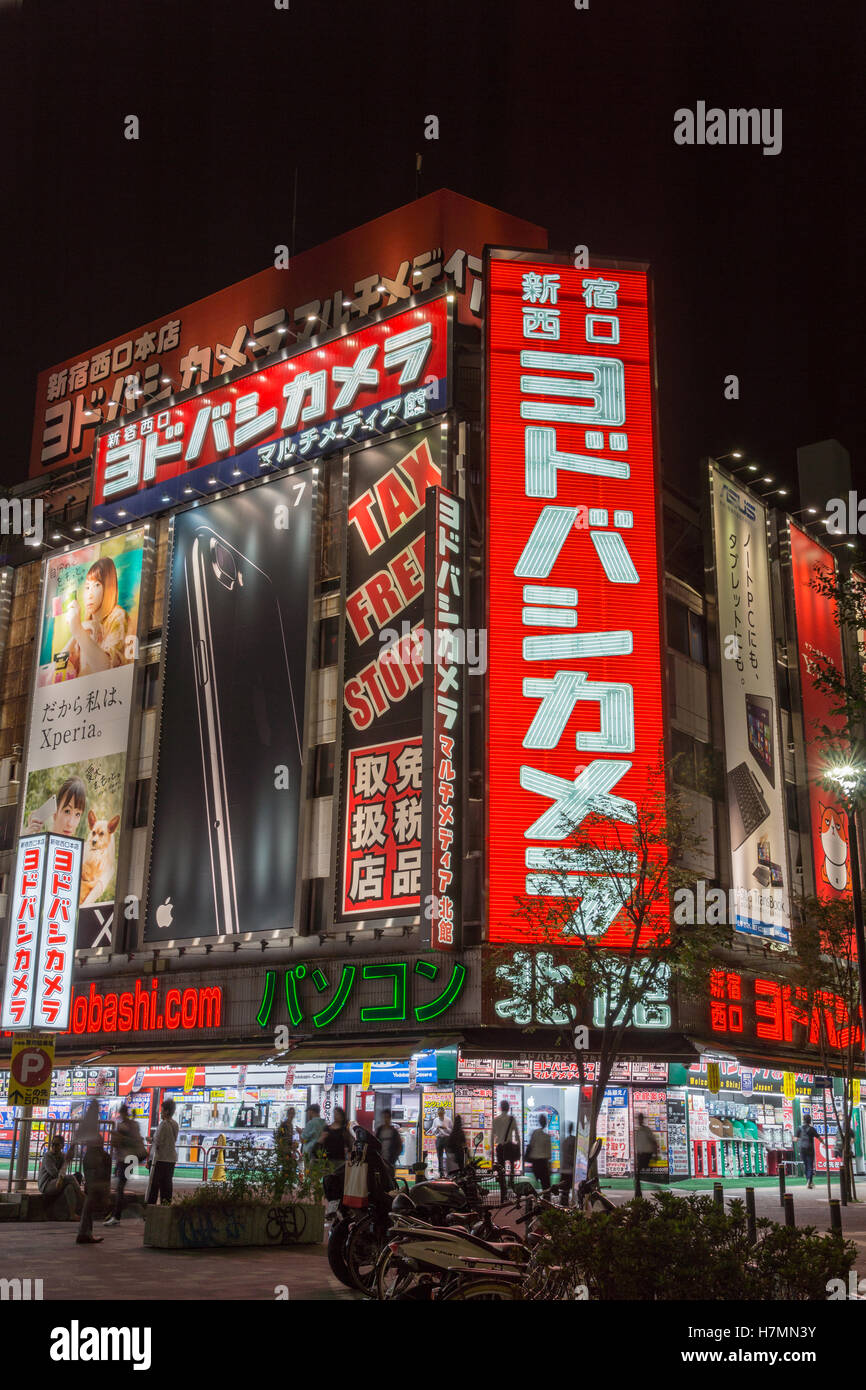 Nacht Foto von großen Elektronik bei Shinjuku lagern. Stockfoto