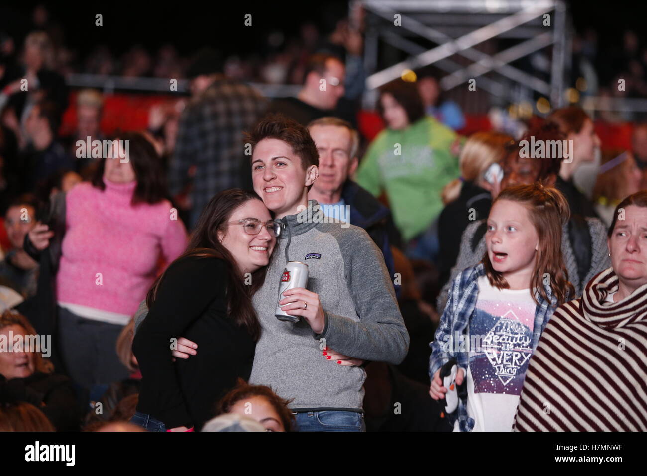 Philadelphia, Vereinigte Staaten von Amerika. 5. November 2016. Hillary Clinton machte eine Kampagne stop in Philadelphias Mann Center für darstellende Künste, begleitet von Pop star Katy Perry, der sang mehrere ihrer klassischen Stand-Bys, einschließlich "das Brüllen!" von der Clinton-Kampagne in ihre Appelle verwendet wurde. Vor der Kandidat auftreten hörte das Publikum von Senator Corey Booker, US-Vertreter Bob Brady, senatorischen Kandidat Katie McGinty und Schauspielerin Debra Messing. TV-Produzent Shonda Rimes stellte Mrs. Clinton verpackt & begeisterten Publikum. © Andy Katz/Pacific Press/Alamy Live-Nachrichten Stockfoto