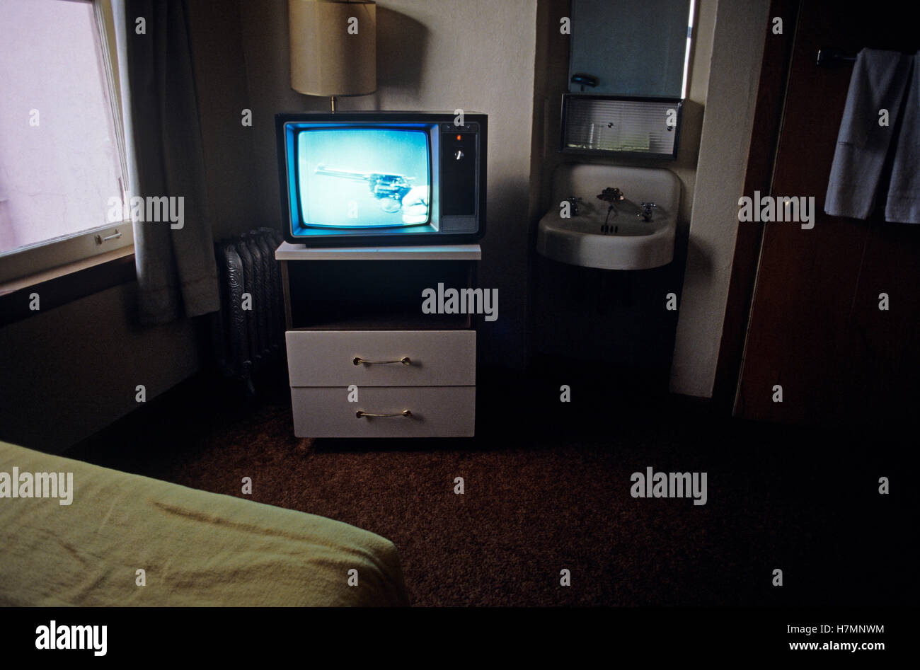 Downtown Hotel Zimmer mit tv auf die Darstellung einer Handfeuerwaffe Stockfoto