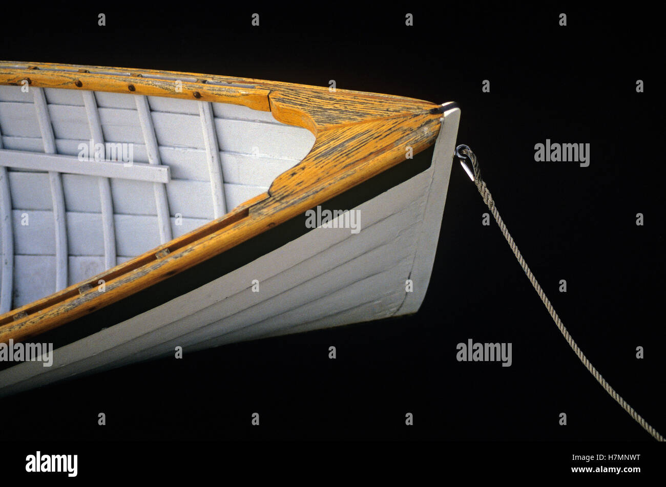 Bogen des Holzboot bei Sonnenaufgang mit einem Seil befestigt, Anker auf Lake Union Seattle Washington State USA Stockfoto