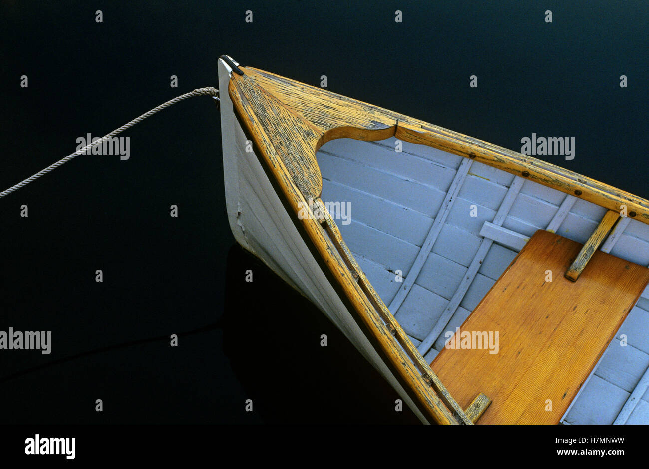 Bogen des Holzboot bei Sonnenaufgang mit einem Seil befestigt, Anker auf Lake Union Seattle Washington State USA Stockfoto
