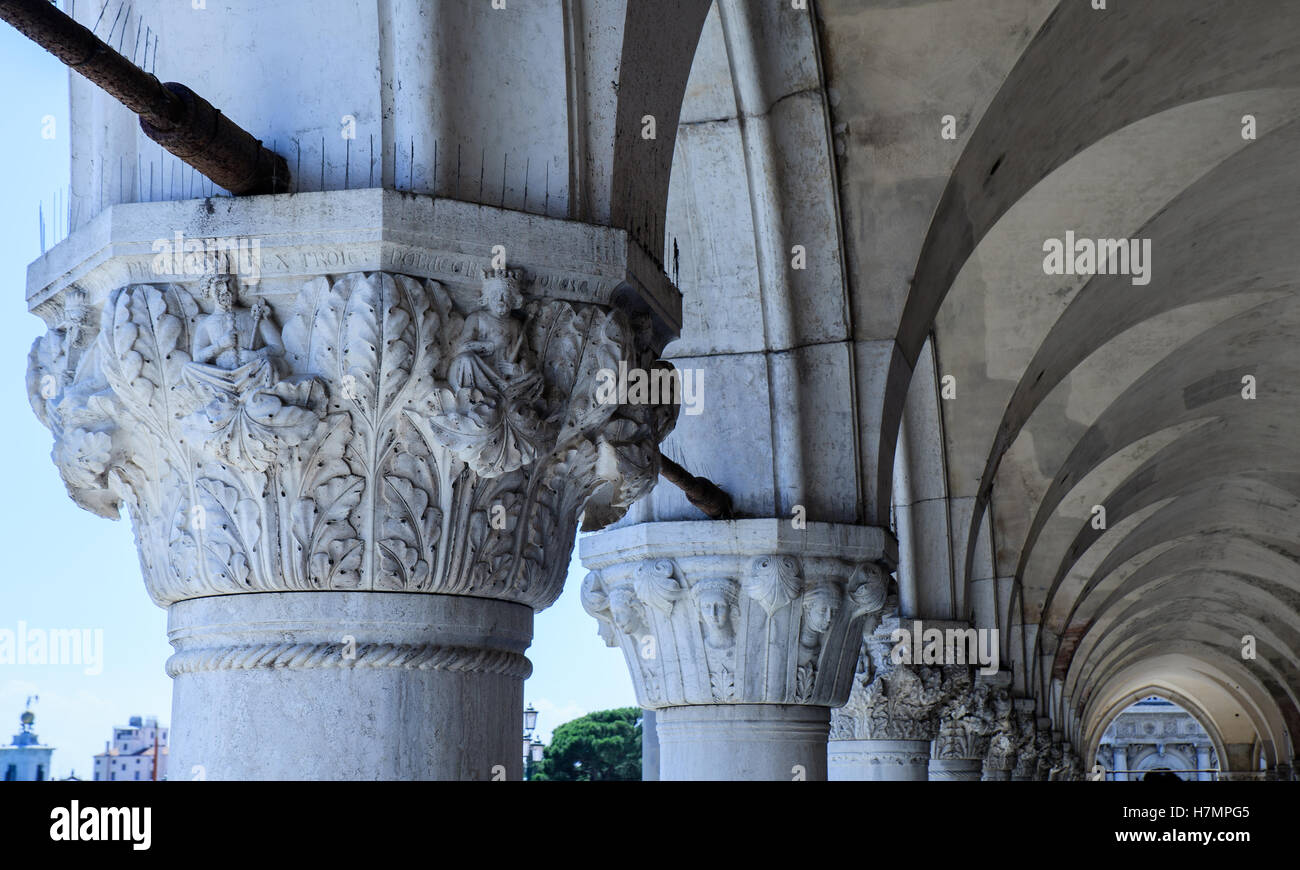 Blick auf berühmte Spalten der Dogenpalast in Venedig, Italien Stockfoto