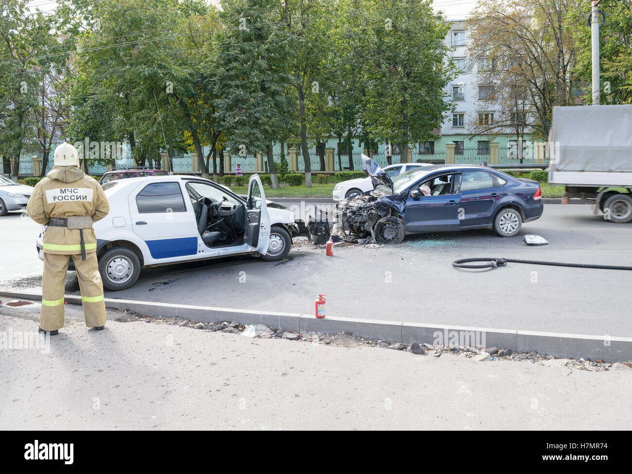 Arbeiter von dem Ministerium für Katastrophenschutz (Retter) anstelle von Verkehrsunfall (Kollision von zwei Autos). Stockfoto