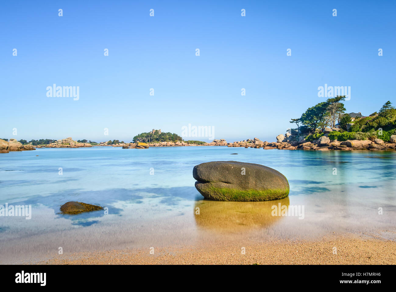 Ploumanach, Ock und Bay Strand morgen. Abgeschwächt. Rosa Granit Küste, Perros Guirec, Bretagne, Frankreich. Langzeitbelichtung. Stockfoto