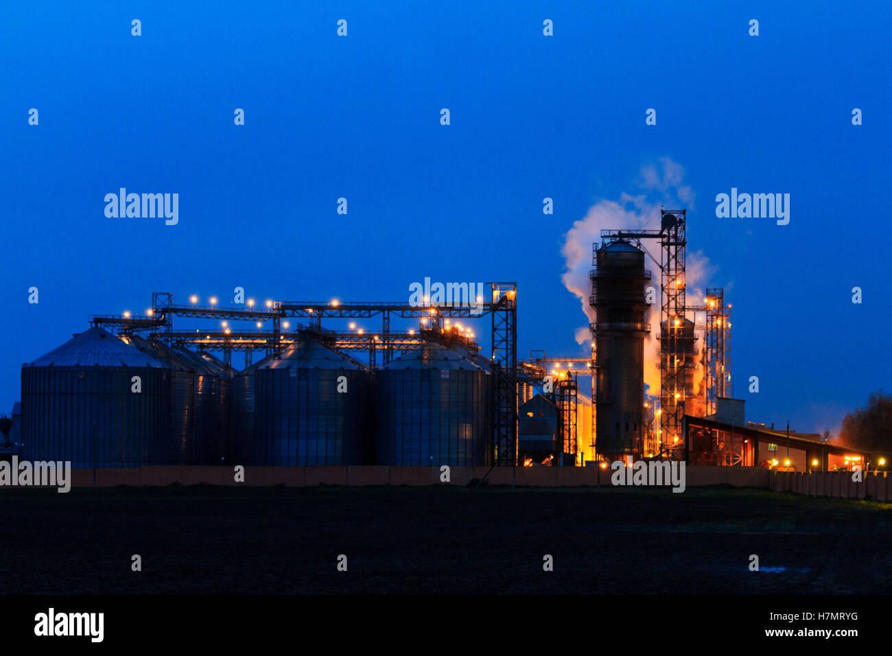 Speicher für die Lagerung von Weizen und anderen Getreiden, Zeile der Getreidespeicher für die Lagerung von Weizen Stockfoto